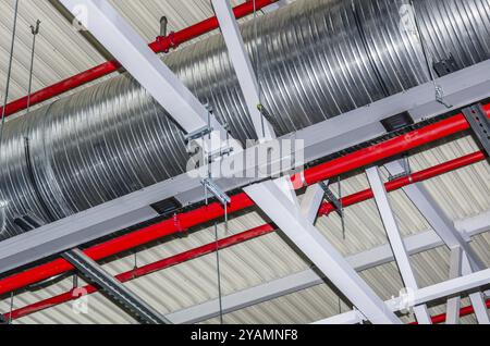 Tubi e altri servizi di ingegneria in edificio industriale Foto Stock