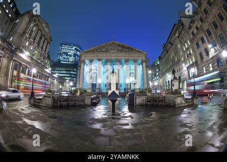 Vista notturna del cuore finanziario britannico, della Banca d'Inghilterra e del Royal Exchange. La foto è stata scattata con un obiettivo fisheye grandangolare a bassa velocità dell'otturatore Foto Stock