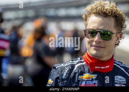 Il pilota INDYCAR, SANTINO FERRUCCI (14) di Woodbury (Connecticut) e il suo team AJ Foyt Racing Chevrolet, si preparano a qualificarsi per la 500 di Indianapolis al t Foto Stock