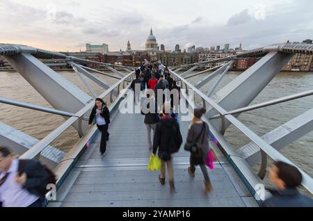 Vista della cattedrale di St. Paul attraverso il Millennium Bridge sul Tamigi. Punto di tiro più alto di un uomo Foto Stock