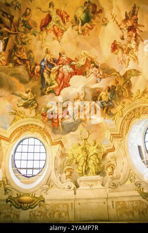 Murale su un muro nel tempio di Karlskirche a Vienna, Austria, Europa Foto Stock