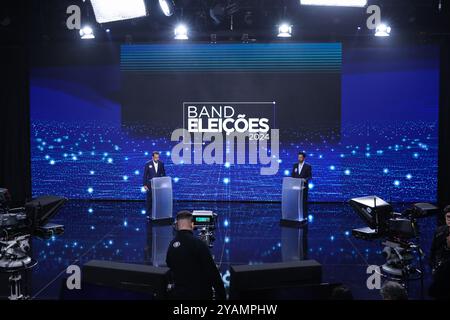 São Paulo (SP) 14/10/2024 - Eleições em Sao Paulo - Candidato à Prefeitura de São Paulo, Guilherme Boulos (PSOL) e o candidato Ricardo Nunes (MDB) se cumprimentam antes do debate na Band do 2° turno, no bairro do Morumbi, zona sul de São Paulo, na noite desta segunda-feira, dia 14. (Foto: Marina Uezima/Brazil Photo Press/Agencia o Globo) San Paolo crediti: Brazil Photo Press/Alamy Live News Foto Stock