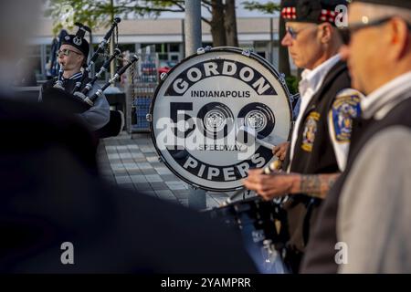 I Gordon Pipers si esibiscono prima che i team INDYCAR si qualifichino per la 500 miglia di Indianapolis, negli Stati Uniti, IN Nord America Foto Stock