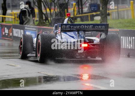 Il pilota della INDYCAR Series, ALEX PALOU (10) di Barcellona, in Spagna, attraversa le curve durante una sessione di prove bagnate e pericolose per la Big Machine Foto Stock