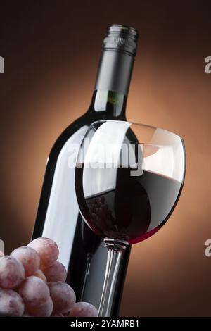 Vista dal basso di una bottiglia di vino rosso e uva Foto Stock