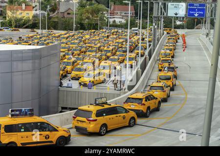 I taxi gialli attendono in fila all'aeroporto LaGuardia prima di ritirare le loro tariffe Foto Stock
