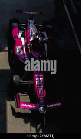 L'equipaggio della Andretti Autosport Honda lancia la sua auto da corsa su pit Road prima di una prova per l'Indianapolis 500 all'Indianapolis Motor Speedway di Foto Stock