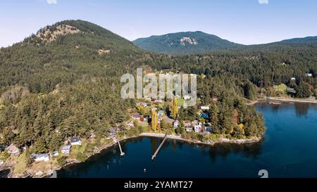 Vista aerea della città di Olga sull'isola di Orcas, Washington, Stati Uniti Foto Stock