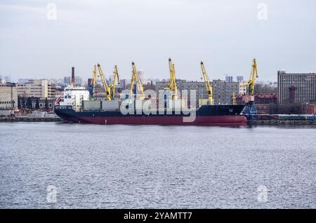 SAN PIETROBURGO, RUSSIA, 17 APRILE: Vista serale sul porto marittimo, navi e gru al 17 aprile 2016 a San Pietroburgo, Russia, Europa Foto Stock