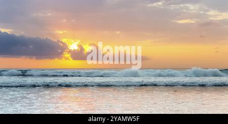 Incredibile vista del tramonto sull'oceano Indiano dalla spiaggia di Suluban a Bali, Indonesia, Asia Foto Stock