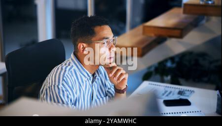 Pensare, di notte e online con un uomo d'affari in ufficio per ottenere report sui margini di profitto, revisione e consulenza dei clienti. Ricerca, proposta delle parti interessate o lettura Foto Stock