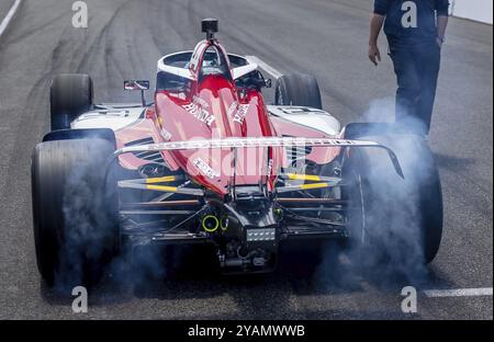 Il pilota di INDYCAR, KATHERINE LEGGE (44) di Guildford, Inghilterra, e il suo team Rahal Letterman Lanigan Racing Honda, si preparano a qualificarsi per l'Indianapolis Foto Stock