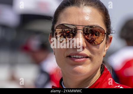 KATHERINE LEGGE (44), pilota di INDYCAR di Guildford, Inghilterra, si prepara ad allenarsi per gli Indianapols 500 all'Indianapolis Motor Speedway in Indiana Foto Stock