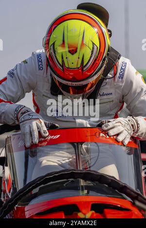 Il pilota di INDYCAR, BENJAMIN PEDERSEN (R) (55) di Copenhagen, Danimarca, si prepara a fare pratica per gli Indianapols 500 all'Indianapolis Motor Speedway di Foto Stock