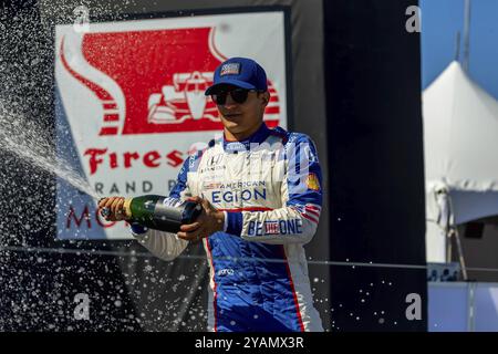 Il pilota della INDYCAR Series, ALEX PALOU (10) di Barcellona, in Spagna, vince il Trofeo Astor e il campionato al WeatherTech Raceway Laguna Seca di Monterey Foto Stock