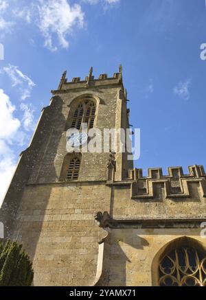 San Pietro a Winchcombe, nel Gloucestershire inglese, è una bellissima chiesa classificata di grado i che risale al XV secolo Foto Stock