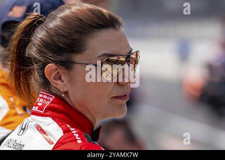 KATHERINE LEGGE (44), pilota di INDYCAR di Guildford, Inghilterra, si prepara ad allenarsi per gli Indianapols 500 all'Indianapolis Motor Speedway in Indiana Foto Stock