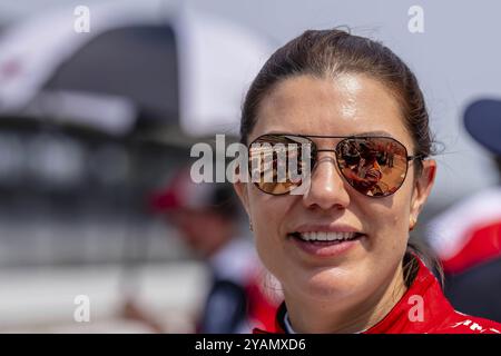 KATHERINE LEGGE (44), pilota di INDYCAR di Guildford, Inghilterra, si prepara ad allenarsi per gli Indianapols 500 all'Indianapolis Motor Speedway in Indiana Foto Stock