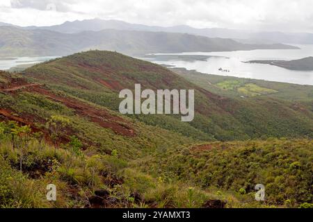 Vista del lago Yaté dalle colline circostanti nel Blue River Provincial Park Foto Stock