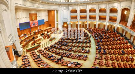 Bucarest, Romania - 14 ottobre 2024: Panorama con la camera dei deputati, una delle due camere parlamentari del Parlamento rumeno. Foto Stock