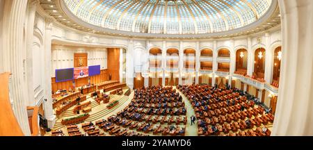 Bucarest, Romania - 14 ottobre 2024: Panorama con la camera dei deputati, una delle due camere parlamentari del Parlamento rumeno. Foto Stock