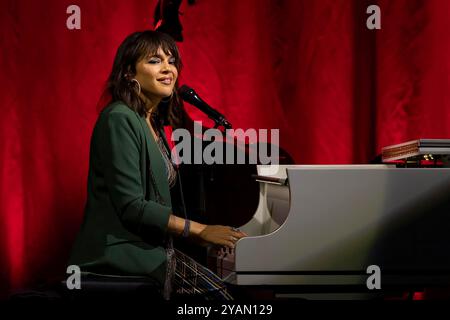 Irving, Texas, Stati Uniti. 14 ottobre 2024. NORAH JONES, la musicista vincitrice di un Grammy, nota per la sua voce rilassante e il mix di jazz, pop e country, fa notizia del suo Visions Tour 2024 al Pavilion della Toyota Music Factory.g (Credit Image: © Mark Fann/ZUMA Press Wire) SOLO PER USO EDITORIALE! Non per USO commerciale! Foto Stock