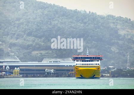 Grande nave ormeggiata con splendide viste sul Mar Blu e sulle montagne. Affascinante mare estivo sotto il cielo limpido. Foto Stock