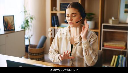 Lavoro in remoto da casa, laptop e donna con cuffie, riunioni virtuali e conversazioni. Persona, libero professionista e imprenditore con pc, cuffie e auricolari Foto Stock