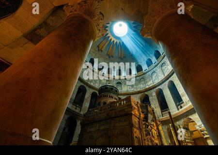 Veduta della tomba di Gesù tra le antiche colonne sotto la cupola con il raggio di sole all'interno della Chiesa del Santo Sepolcro a Gerusalemme, Israele. Foto Stock