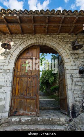 La porta ai terreni della Chiesa ortodossa di San Tommaso a Berat, Albania. Risalente al 18° secolo, distrutto durante il regime comunista e poi ricostruito Foto Stock