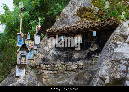 Berat, Albania - 1 giugno 2024. Un piccolo santuario fuori dalla Chiesa ortodossa di San Tommaso a Berat, Albania. Berat è patrimonio dell'umanità dell'UNESCO ed è conosciuta come C. Foto Stock