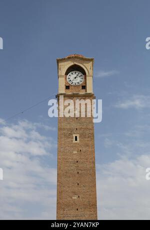 La grande Torre dell'Orologio, nota anche come Buyuk Saat, con sfondo Blue Sky ad Adana, Turchia Foto Stock