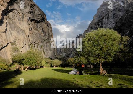 Campeggio a Mingulo Broq, Nangma Valley (Yosemite del Pakistan), Kanday, Baltistan, Pakistan Foto Stock