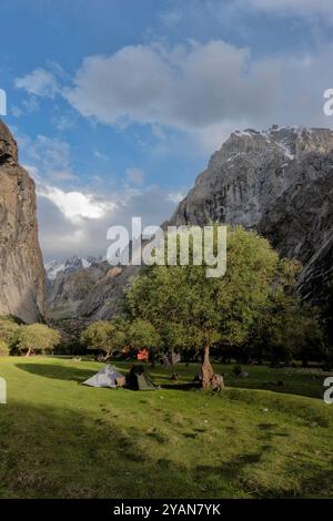 Campeggio a Mingulo Broq, Nangma Valley (Yosemite del Pakistan), Kanday, Baltistan, Pakistan Foto Stock