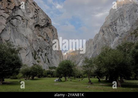 Campeggio a Mingulo Broq, Nangma Valley (Yosemite del Pakistan), Kanday, Baltistan, Pakistan Foto Stock