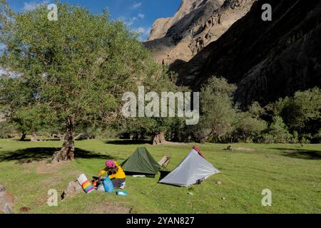 Campeggio a Mingulo Broq, Nangma Valley (Yosemite del Pakistan), Kanday, Baltistan, Pakistan Foto Stock