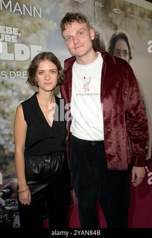 Liv Lisa Fries und Johannes Hegemann bei der Premiere des Kinofilms a Liebe, Eure Hilde im Kino in der Kulturbrauerei. Berlino, 14.10.2024 *** Liv Lisa Fries e Johannes Hegemann alla prima del film a Liebe, Eure Hilde al cinema della Kulturbrauerei Berlin, 14 10 2024 foto:XF.xKernx/xFuturexImagex hilde 4018 Foto Stock