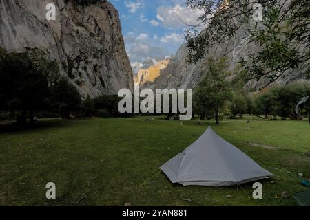 Campeggio a Mingulo Broq, Nangma Valley (Yosemite del Pakistan), Kanday, Baltistan, Pakistan Foto Stock