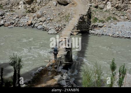 Attraversamento del fiume nella valle di Nangma, Kanday, Baltistan, Pakistan Foto Stock