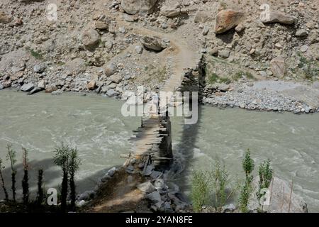 Attraversamento del fiume nella valle di Nangma, Kanday, Baltistan, Pakistan Foto Stock