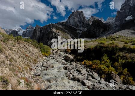 Trekking nella splendida valle di Nangma (Yosemite del Pakistan), Kanday, Baltistan, Pakistan Foto Stock