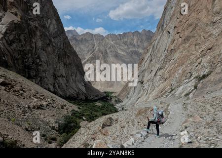 Trekking nella splendida valle di Nangma (Yosemite del Pakistan), Kanday, Baltistan, Pakistan Foto Stock