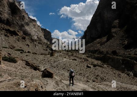 Trekking nella splendida valle di Nangma (Yosemite del Pakistan), Kanday, Baltistan, Pakistan Foto Stock