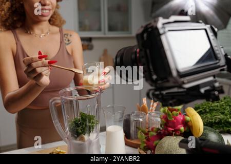 Modello di ripresa cameraman in Studio Foto Stock