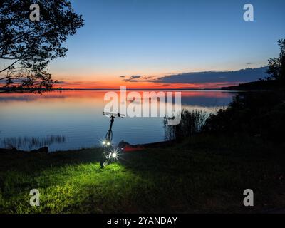 Tranquillo crepuscolo sul lago. Il momento perfetto per riflettere e ricaricarsi Foto Stock