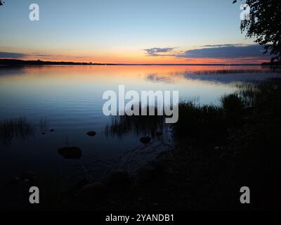 Tranquillo crepuscolo sul lago. Il momento perfetto per riflettere e ricaricarsi Foto Stock