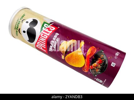 La salsa Pringles Texas BBQ insaporisce spuntini salati in un tubo di carta riciclabile da 185 g. Foto Stock