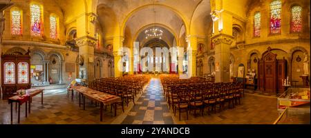 Mers-Les-Bains, Francia - 09 19 2024: Vista all'interno della chiesa di Saint-Martin dalla navata Foto Stock