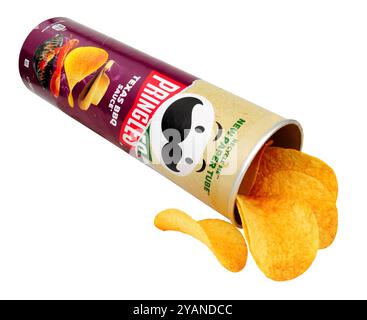 La salsa Pringles Texas BBQ insaporisce spuntini salati in un tubo di carta riciclabile da 185 g. Foto Stock