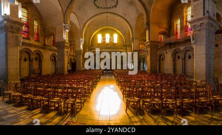 Mers-Les-Bains, Francia - 09 19 2024: Vista all'interno della chiesa di Saint-Martin dalla navata Foto Stock
